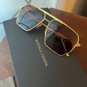 Bottega Venetta Aviator Sunglasses Square
Minimalist BV1012S 005 Gold Brown